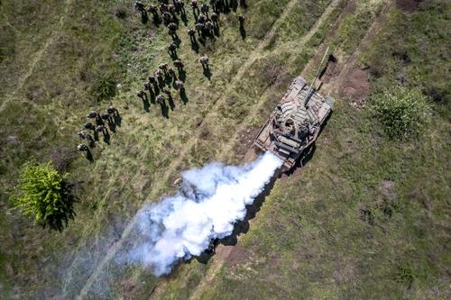 Tanc si infanteriști ucraineni în apropiere de Herson FOTO GettyImages 