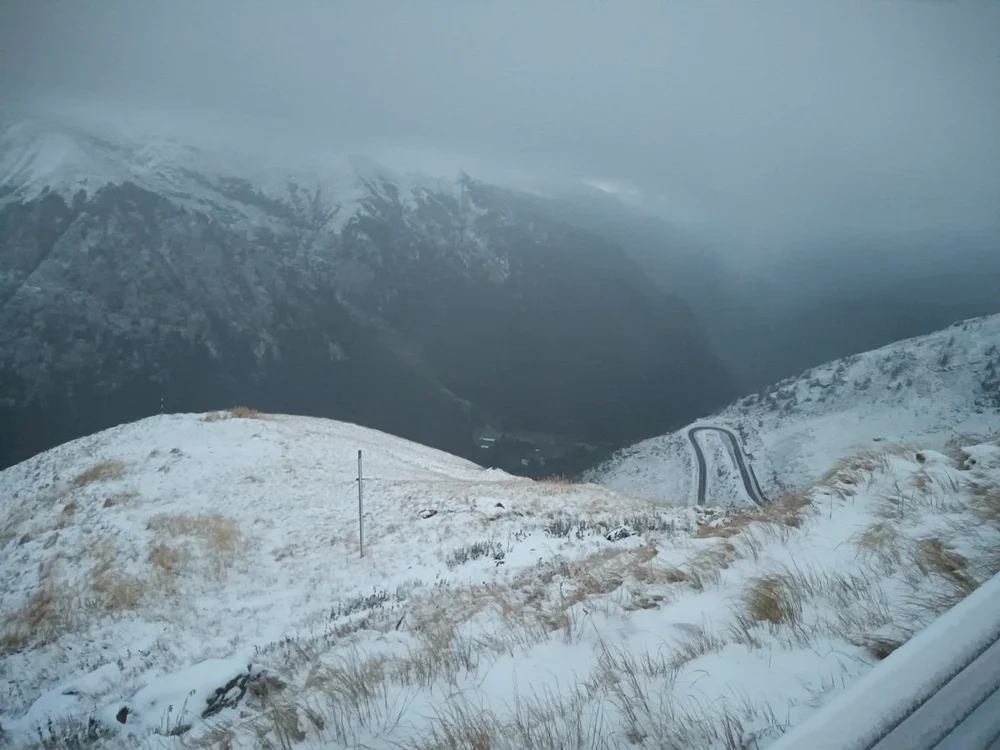 Transfăgărășanul, văzut de la Cota 2000, marți dimineață. FOTO/VIDEO Andrei Nicuț