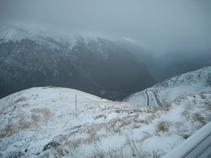 Transfăgărășanul, văzut de la Cota 2000, marți dimineață. FOTO/VIDEO Andrei Nicuț