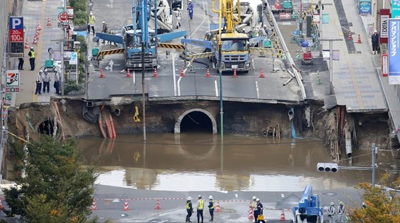 Japonezii au reparat craterul în doar două zileFoto: AFP