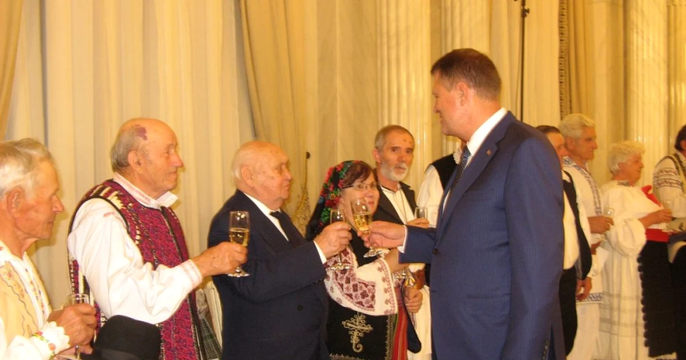 Braşovenii au primit titlurile de la preşedintele Klaus Iohanis. FOTOCentrul Cultural Tradiţional.