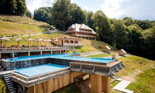 piscina pa coasta jpg