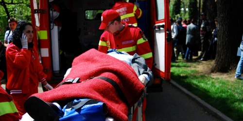Pompierii SMURD l-au transportat pe bătrân la spital 