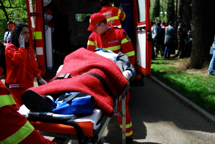 Pompierii SMURD l-au transportat pe bătrân la spital 