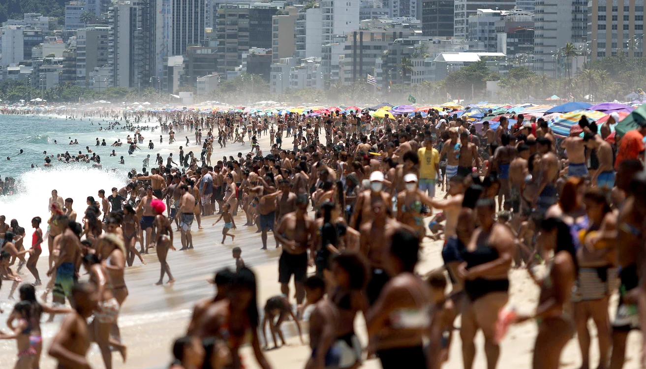 Brazilia, țara cu peste 6,3 milioane de infectări. Oamenii au ieșit nestingheriți, la plajăfoto: EPA-EFE