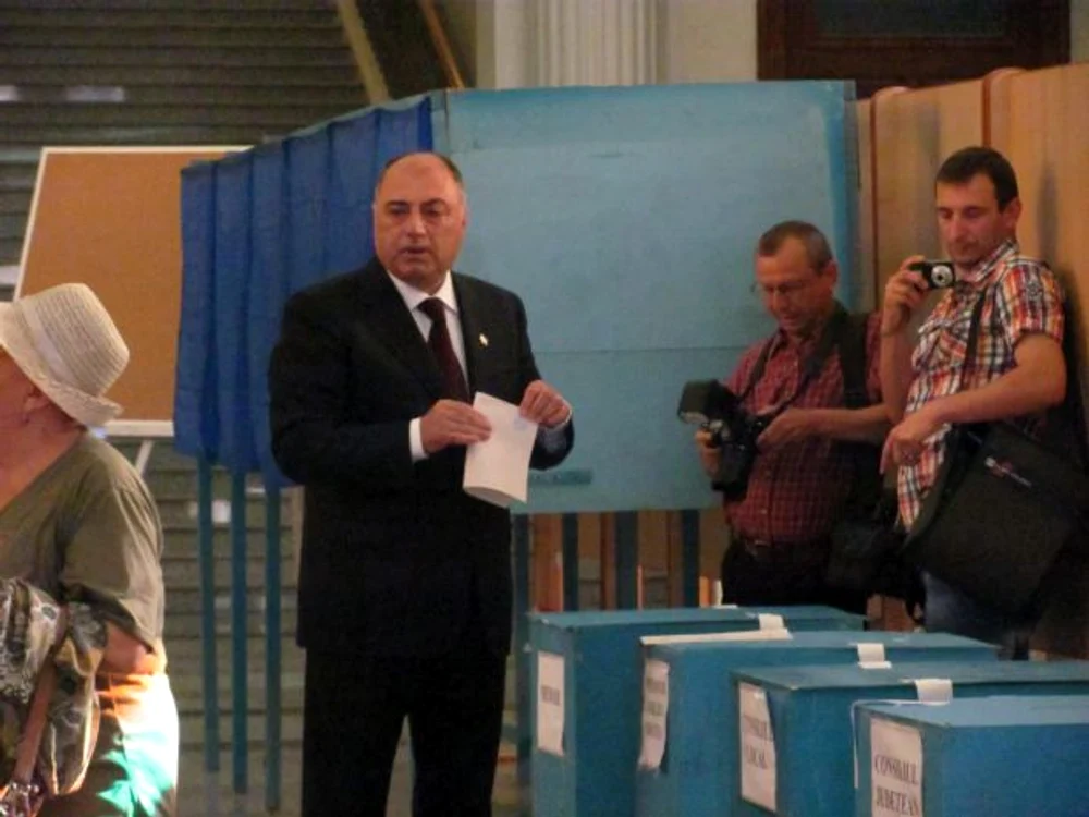 
    Antonie Solomon a votat la secţia 9 din cadrul Universităţii din Craiova  