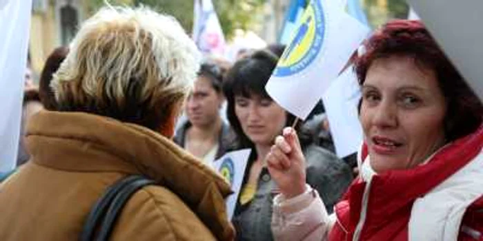 Proteste în faţa sediului PD-L Galaţi Foto Bogdan Dimofte