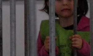fetita autista in cusca jpeg