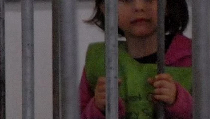 Fetița era ținută într-o cușcă de cele care trebuiau să aibă grijă de ea la școalăfoto: Flickr