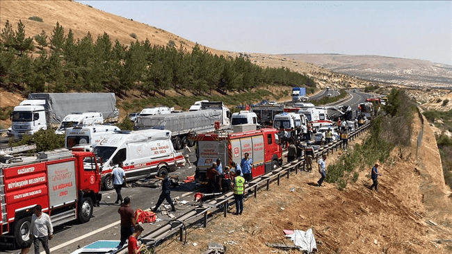 Grav accident în Turcia. O ambulanţă, o maşină de pompieri şi un autovehicul, lovite în plin de un autocar: 16 morţi şi 21 de răniţi  FOTO VIDEO