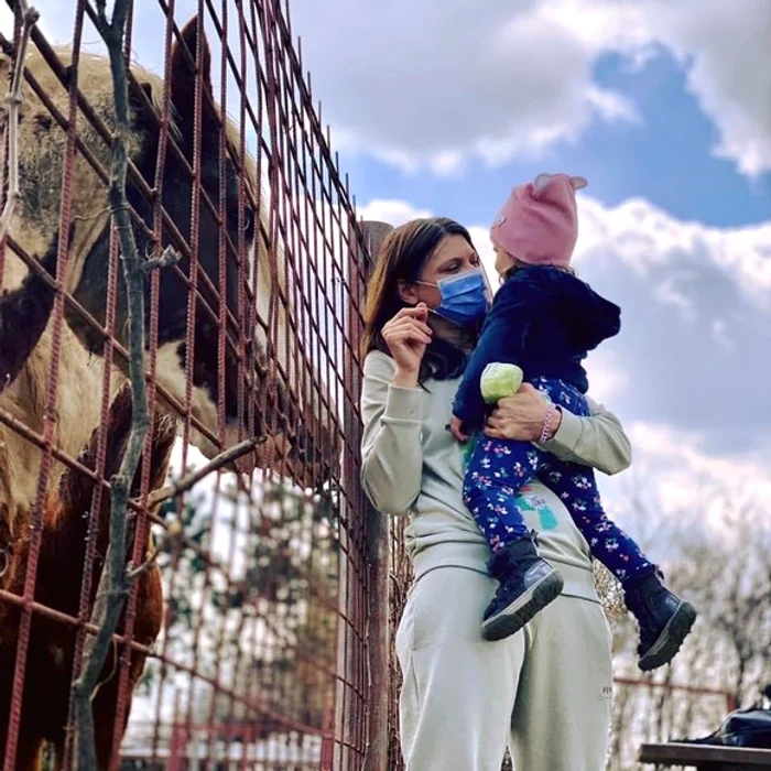 
    Laura Andreșan, alături de fetița ei, Maria (2 ani)foto: Facebook  