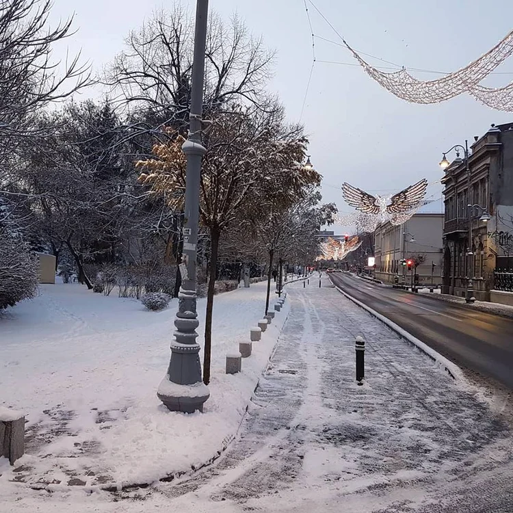 Pe Calea Victoriei, în buricul orașului, trotuarele și pista de biciclete, nu erau curățate joi (10 ianuarie), la prânz