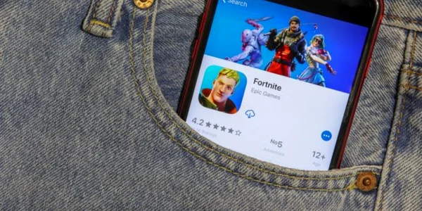 Aplicatia Fortnite pe iphone FOTO Shutterstock