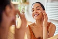 femeie care isi face rutina de skincare 2343714583 jpg