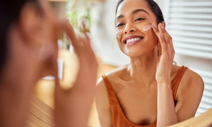 femeie care isi face rutina de skincare 2343714583 jpg