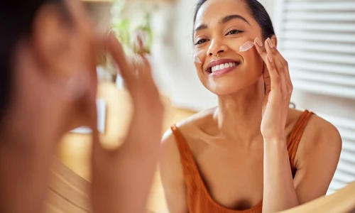 femeie care isi face rutina de skincare 2343714583 jpg