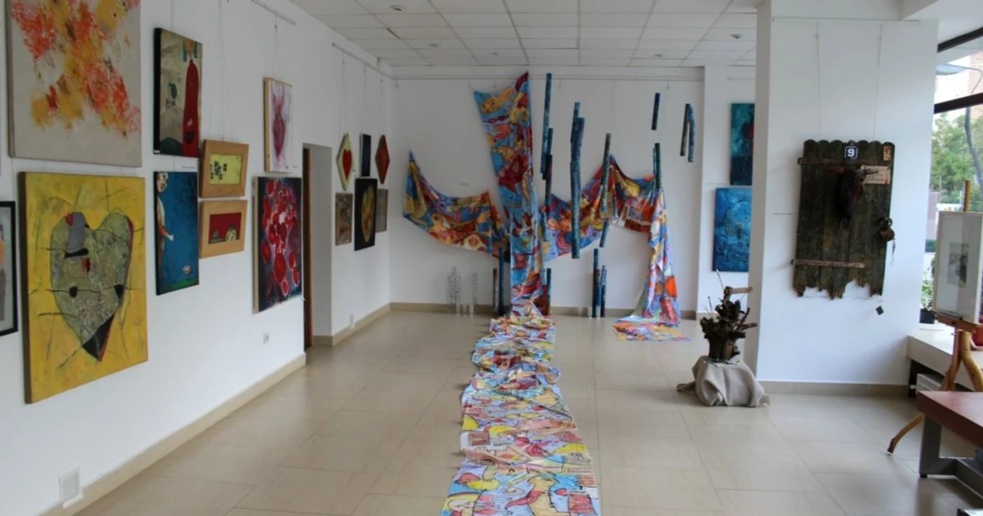 Salonul de pictură ”Interferenţe. În prin plan o lucrare a pictorului Liviu Şoptelea FOTO Cosmin Zamfirache