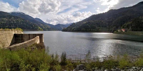 lacul gura apelor si barajul sau din retezat foto daniel guta adevarul