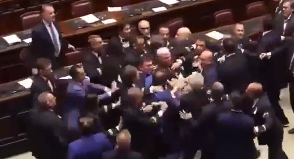 Încăierare în Parlamentul italian. Legea care a încins spiritele  VIDEO