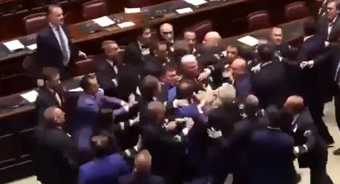 Bătaie în Parlamentul italian - Captura Video