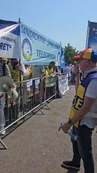 Profesorii sunt în stradă, în ziua în care Guvernul își asumă răspunderea pe măsurile de austeritate. „Nu jucați Educația la păcănele!”