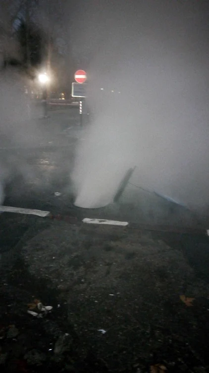 Cei doi muncitori remediau o avarie atunci când o conductă s-a fisurat