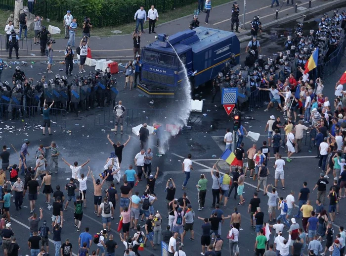 Protestatarii violenţi au primit gaze lacrimogene în figurăfoto: Inquam/ Octav Ganea