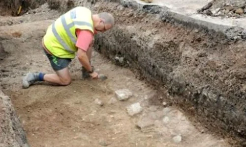 Arheologii britanici au descoperit biserica în care a fost înmormântat Richard al III lea jpeg