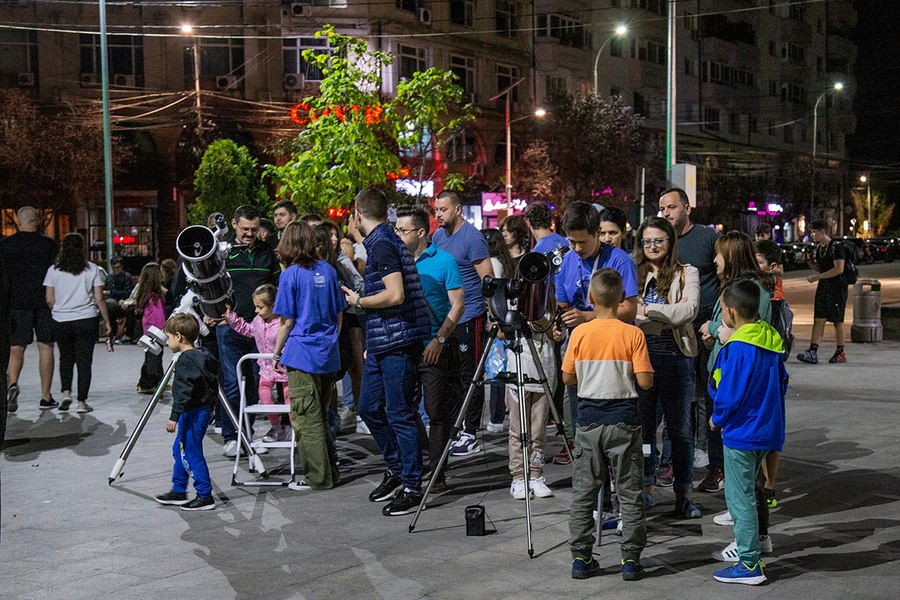 Cerul se dezvăluie târgoviștenilor de Ziua Internațională a Astronomiei. Observații gratuite, printr-un telescop performant
