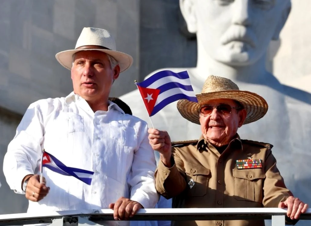 Raul Castro sarbatorind Ziua Muncii in 2019 alaturi de Miguel Diaz-Canel FOTO EPA-EFE