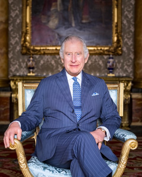 Charles al III-lea va primi coroana unui regat dezbinat. O „forţă a binelui” și un motiv de proteste