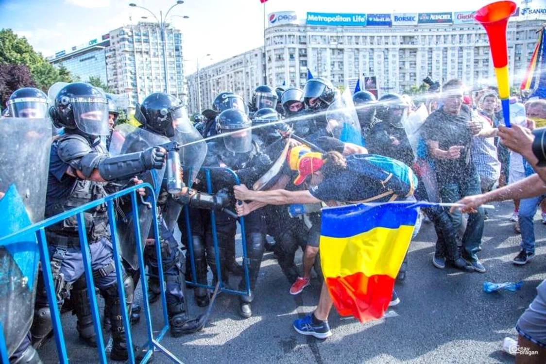 Jandarmii au gazat protestatarii în Piața Victoriei