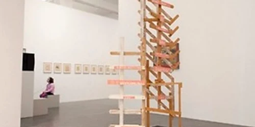 Femeia de serviciu a crezut că podeaua este murdară în acel loc, aşa că s-a apucat să o cureţe