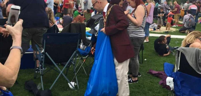 Tom Hunter Watts a strâns timp de două ore gunoaiele la un eveniment din oraşul Aylesbury FOTO: pagină Facebook Ionuţ Neacşu