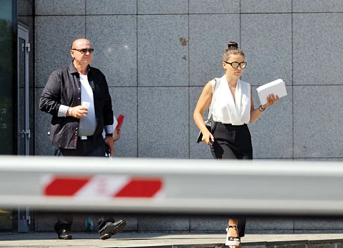 
    Afaceristul venit din America a schimbat miercuri dolari, iar Mădălina Apostol s-a pus pe cheltuitFoto: Alex Muscaliu  