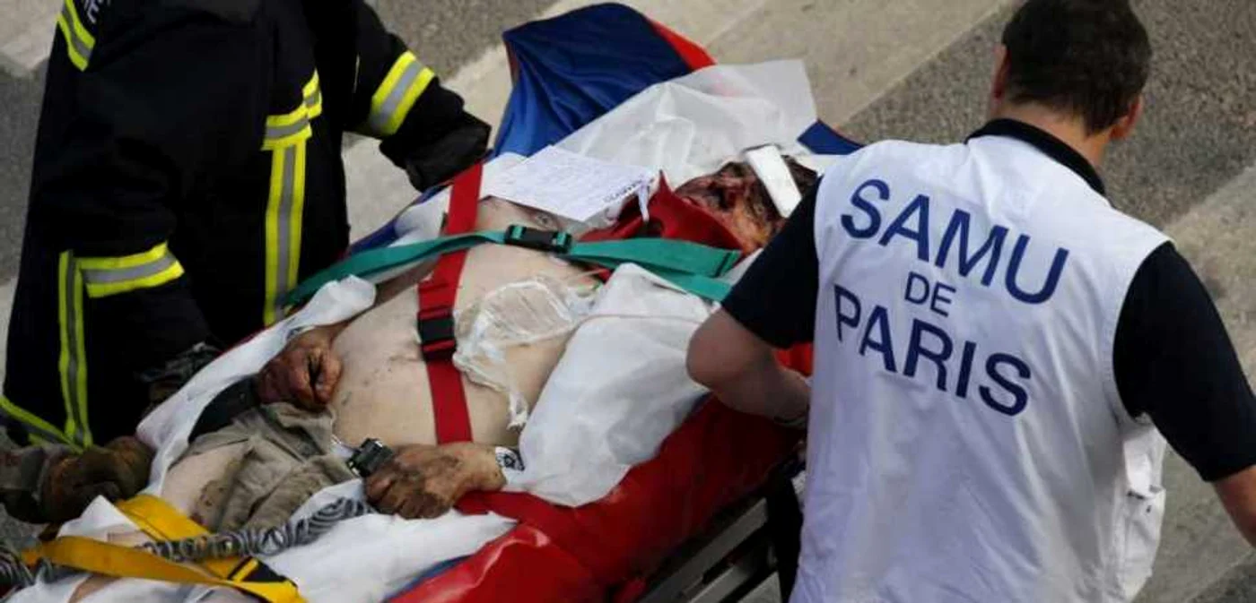 Şase persoane au murit, iar alte 200 au fost rănite, dintre care opt se află îân stare gravă după ce un tren a deraiar lângă Paris. FOTO: Reuters