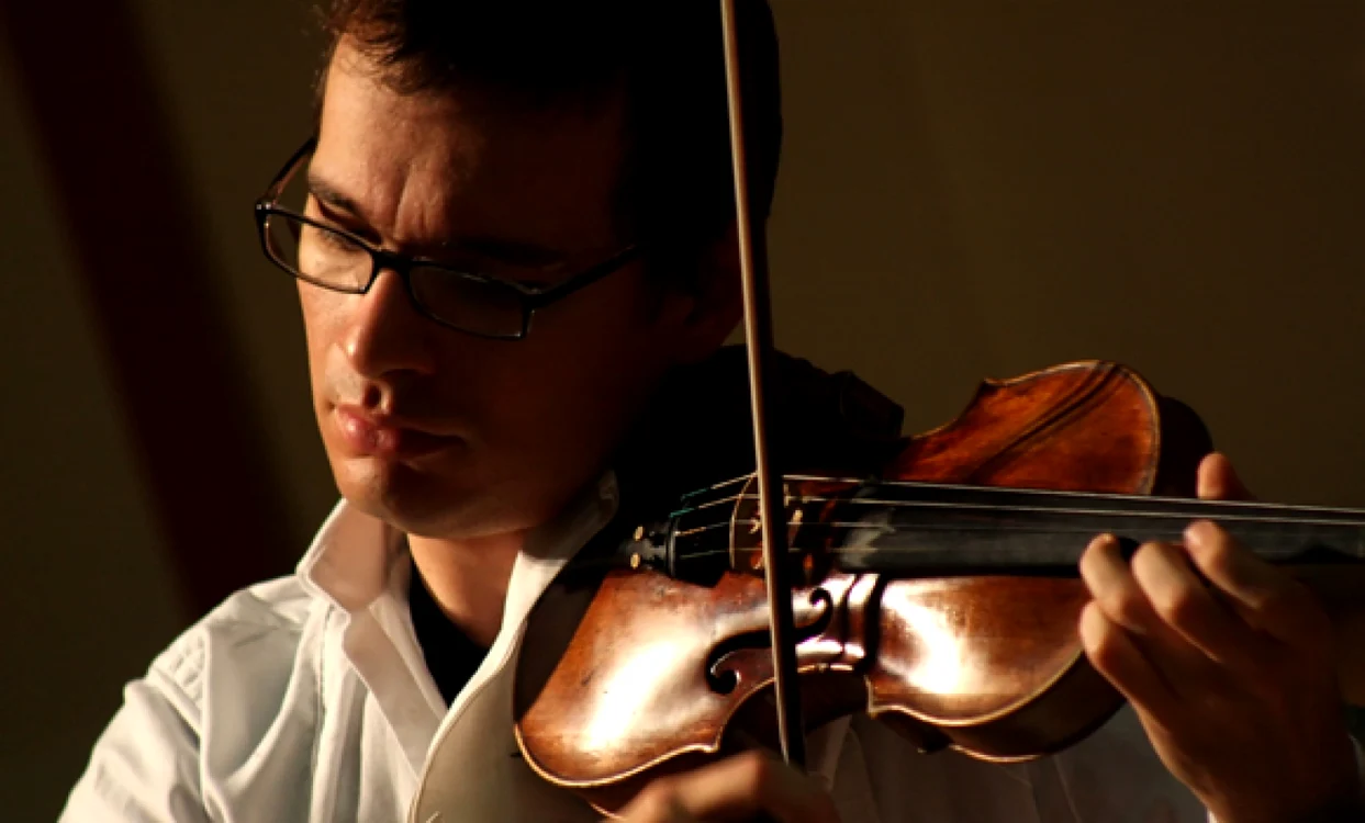 Alexandru Tomescu, cântând la vioara Stradivarius FOTO arhiva Adevărul
