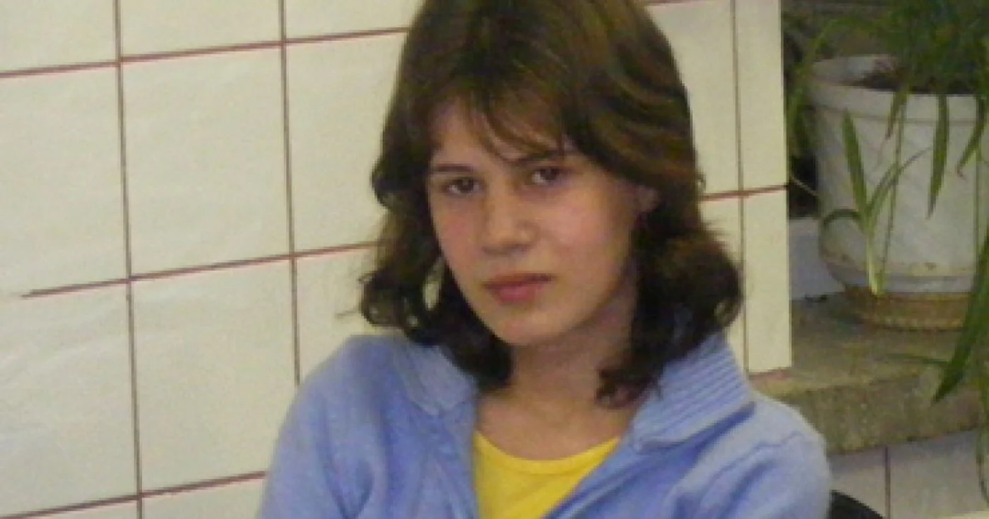 Botoşani: Adolescenta ucisă de iubit, plânsă de colegii de liceu