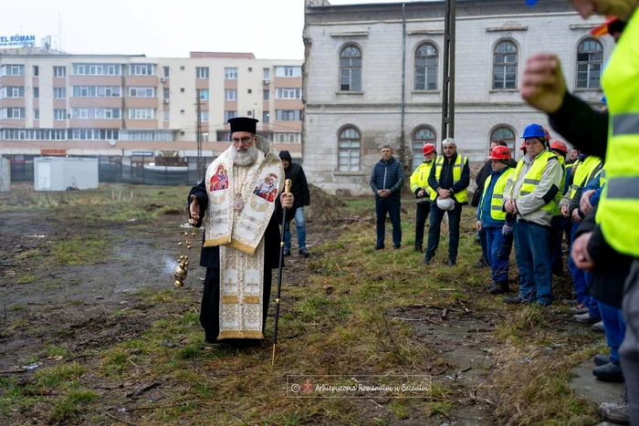 O slujbă a fost oficiată la începerea lucrărilor de reabilitare FOTO Arhiepiscopia Romanului
