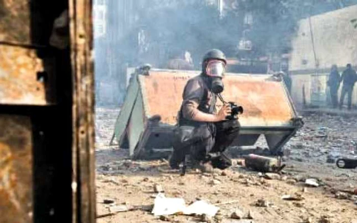 Fotoreporterul francez Rémi Ochlik se fereşte de gaze lacrimogene, la Cairo p Fotografii: reuters