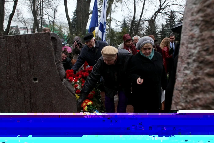 Comunitatea evreiască, dar şi oficialii, au depus flori la monumentul Victimelor Pogromului evreiesc din parcul Alunelul FOTO: Dumitru Goncear