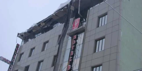 O bucată din acoperişul Hotelului Boca Junior s-a prăbuşit