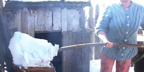 Sătenii adună omătul din curte şi îl pun la foc pentru a obţine apă menajeră şi pentru animale 