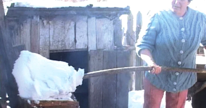 Sătenii adună omătul din curte şi îl pun la foc pentru a obţine apă menajeră şi pentru animale
