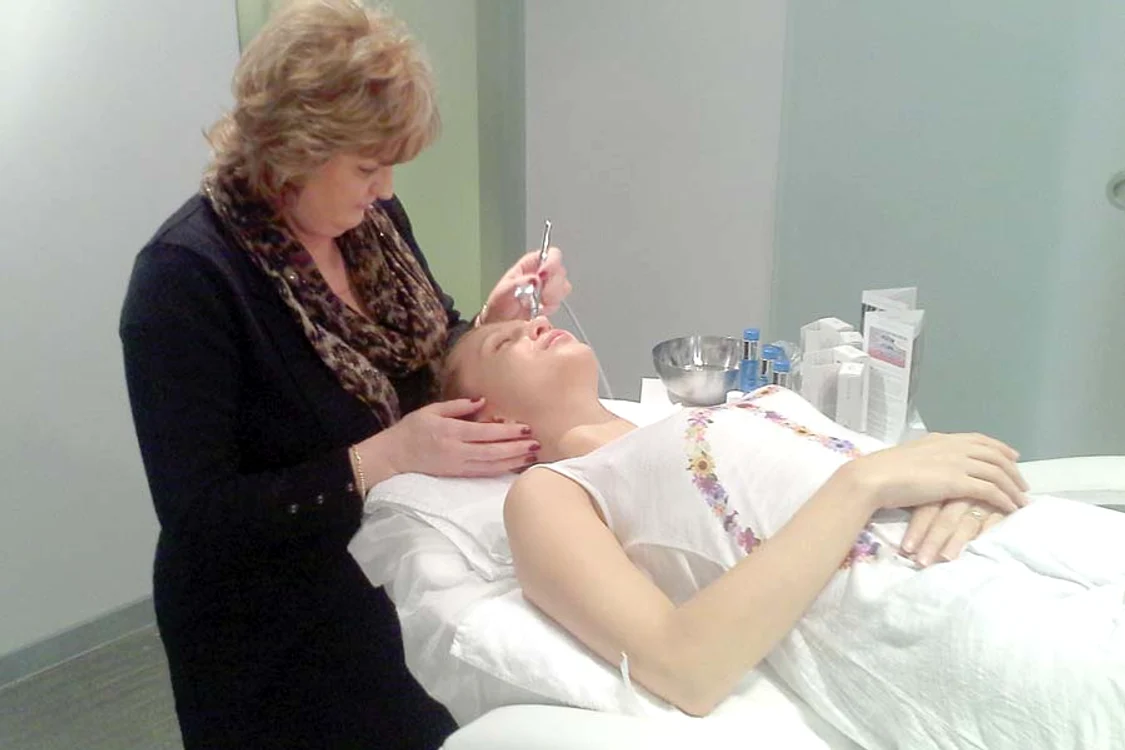 Cântăreața este prima vedetă din România tratată de Sharon Oldham, specialistul Intraceuticals pe Europa