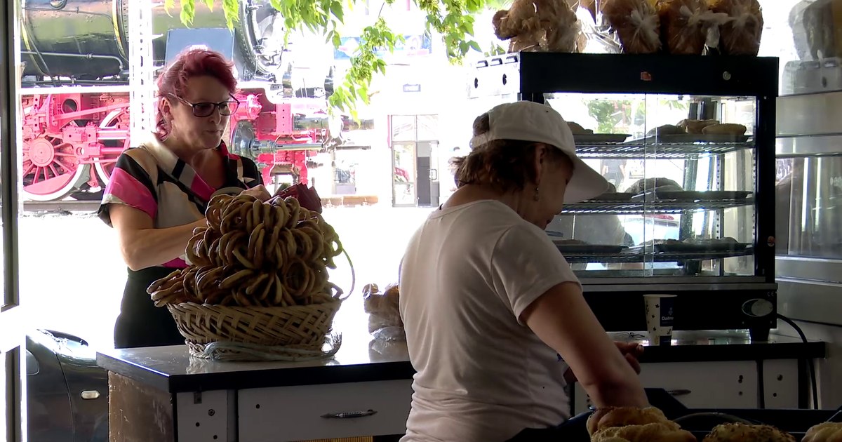 Profesor sau covrigar? Dezbatere aprinsă în online generată de anunțul unei simigerii care oferă salarii de 4.500 de lei net