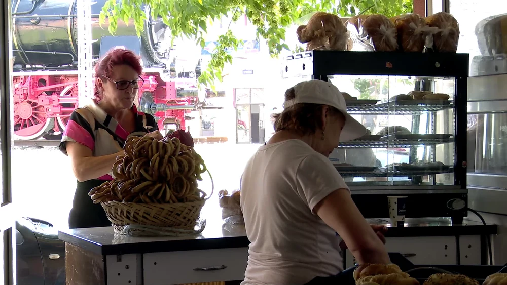 Profesor sau covrigar? Dezbatere aprinsă în online generată de anunțul unei simigerii care oferă salarii de 4.500 de lei net