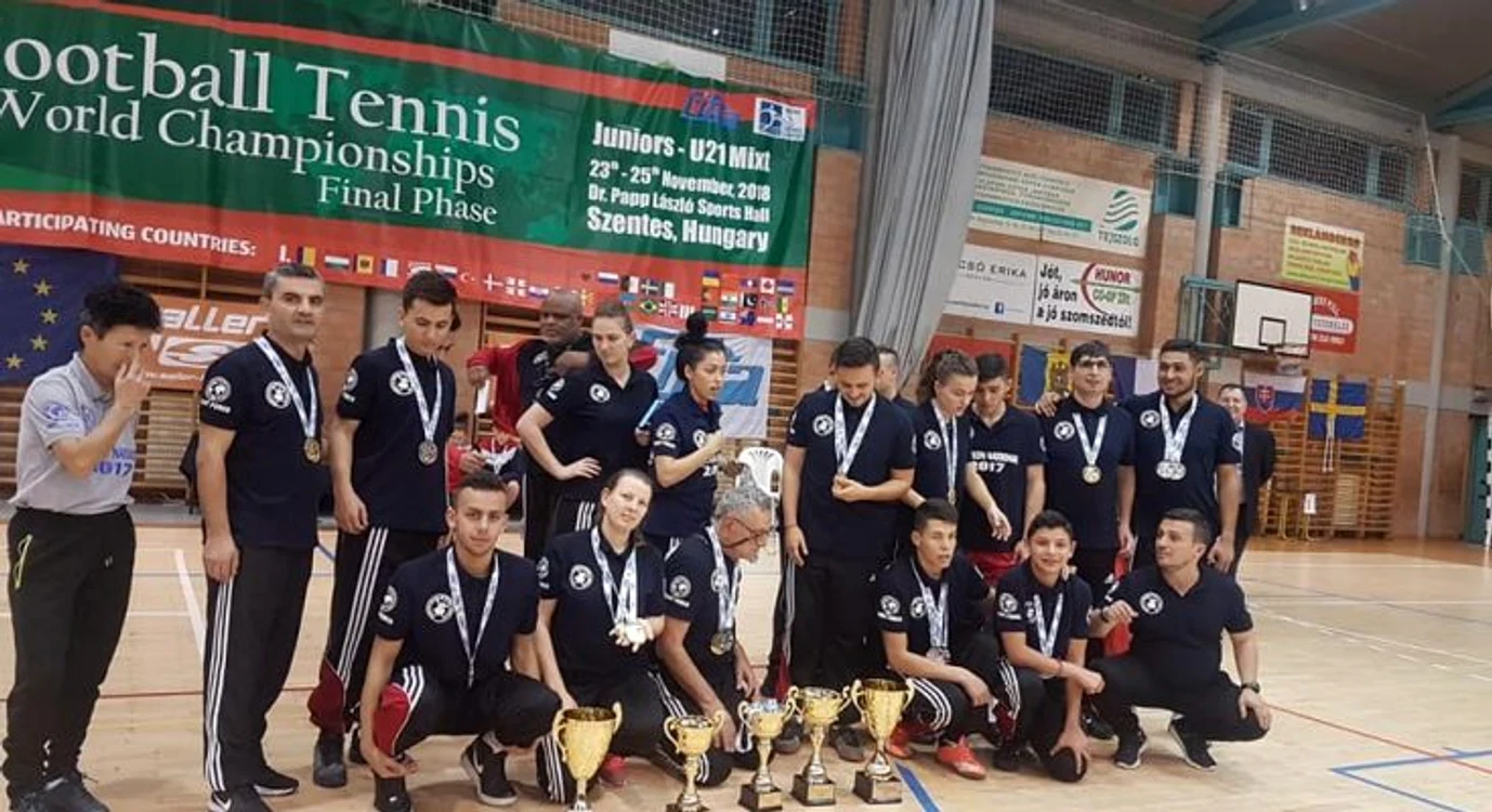 
    România a făcut din nou furori la fotbal tenis, un sport care prinde tot mai mult în ţara noastrăFoto: Click!  