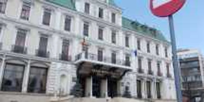 Accesul maşinilor în parcarea Gran Hotel Traian a fost interzis printr-o măsură a Primăriei Iaşi.'