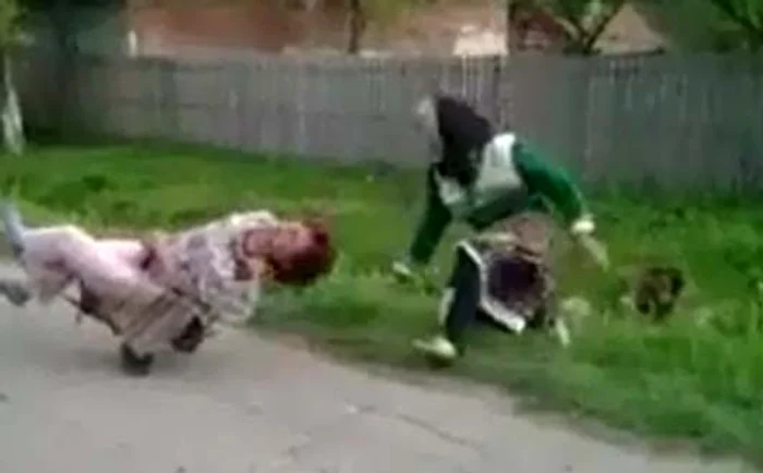 Una dintre femei a ajuns în roabă, cealaltă în şanţ